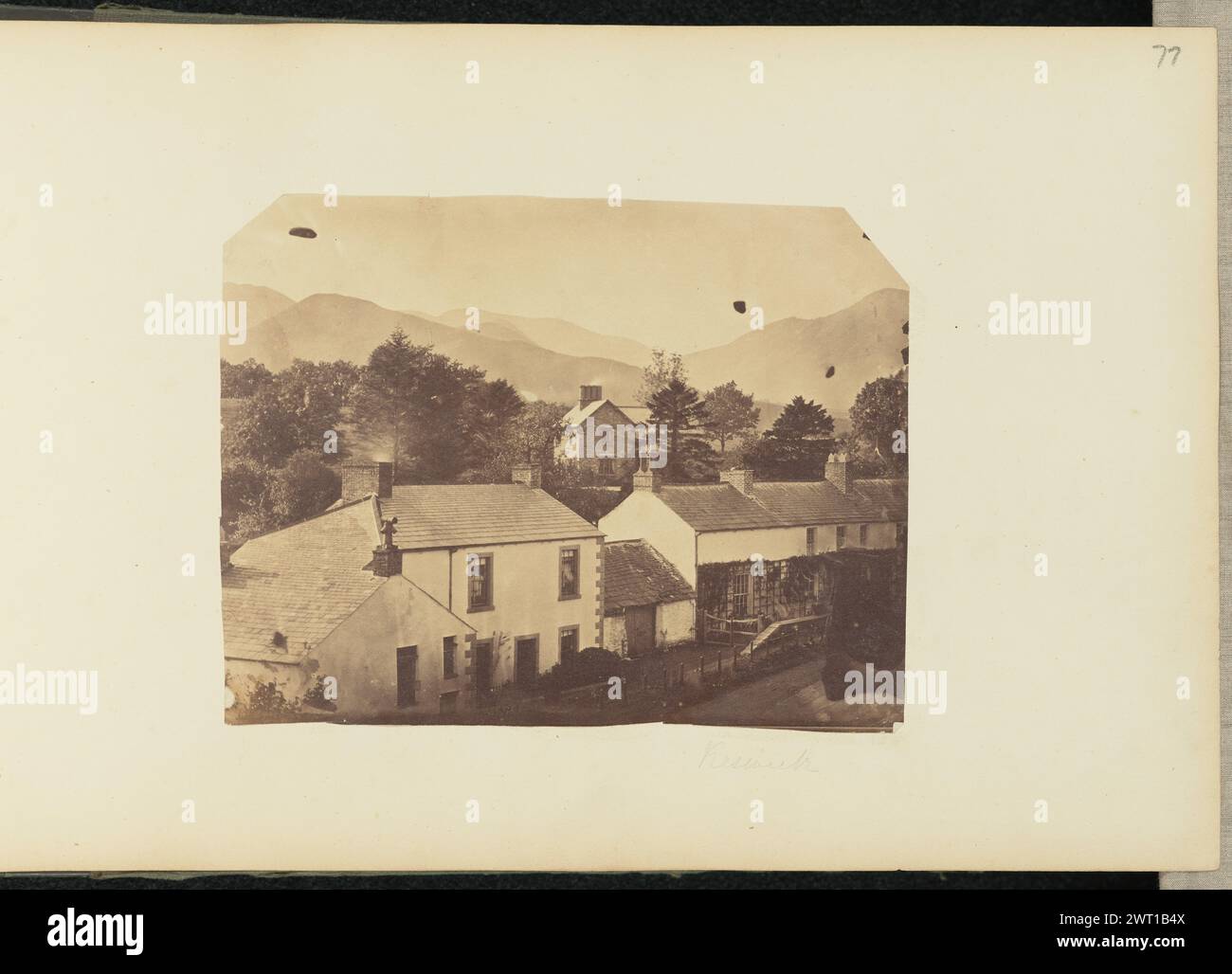 Keswick. Sir John Joscelyn Coghill, fotografo (irlandese, 1826 - 1905) intorno agli anni '1850 veduta del villaggio di Keswick da una distanza leggermente elevata. Ci sono alcuni grandi edifici in primo piano. Montagne e un piccolo specchio d'acqua possono essere visti oltre le case. (Recto, Mount) in alto a destra, matita: "77"; in basso a destra, matita: "Keswick"; Foto Stock