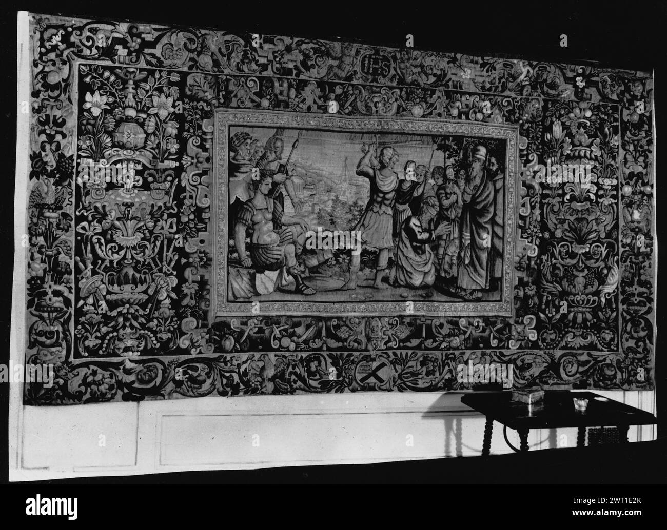 Esecuzione del martire. Sconosciuto c. 1550-1600 arazzi materiali/tecniche: Cultura sconosciuta: Flemish Weaving Center: Unknown Ownership History: French & Co. (?). Iscrizioni: Monogramma nel cartiglio del confine superiore: IHS scena centrale all'interno di un quadro, circondato da arabeschi di fiori, frutta, vasi e uccelli; uomo bendato inginocchiato mentre il soldato sta per decapitarlo con la spada; gruppo di soldati guardano su; paesaggio sullo sfondo (BRD) arabeschi di fiori, frutta, vasi e uccelli; (UPR BRD) guidato da cartiglio con monogramma di Cristo; (LWR BRD) cartiglio centrale con stemma di gesso Foto Stock