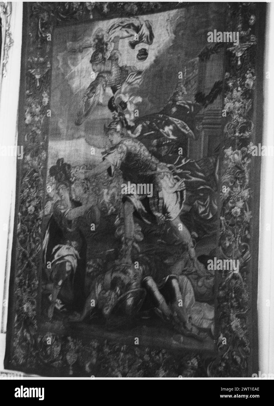 Festa nuziale di Perseo e Andromeda. Sconosciuto c. 1690-1710 arazzi materiali/tecniche: Sconosciuto Cultura: Centro di tessitura fiamminga: Bruxelles Phineus & attendenti trasformati in pietra (BRD) garland floreale opere correlate: Pannelli in serie: GCPA 0238688-0238690 Foto Stock