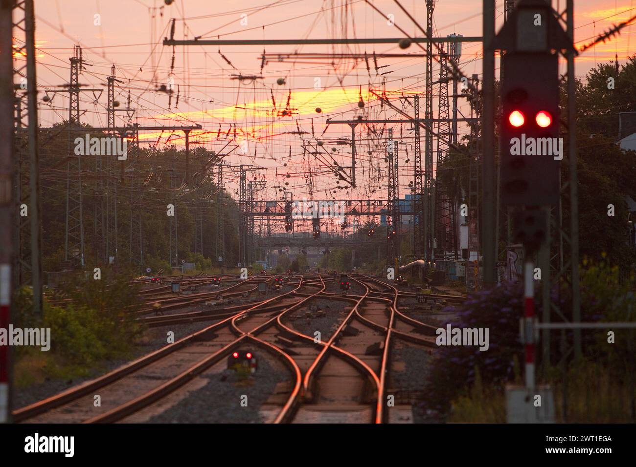 Binari al crepuscolo mattutino, Germania, Renania settentrionale-Vestfalia, Ruhr area, Dortmund Foto Stock