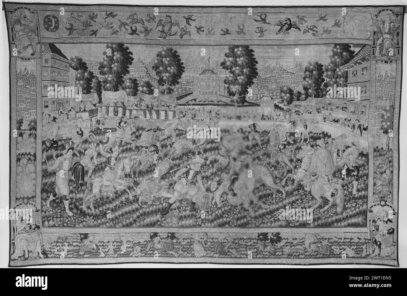 Scena di caccia. Sconosciuto c. 1575-1625 arazzi dimensioni: A 290 x L 455 cm arazzi materiali/tecniche: Ignoto Cultura: Fiammingo tessitura Centro: Sconosciuto in grande arena quadrata, uomini a cavallo che tengono lance caccia tori; gruppo di spettatori vicino al palazzo (sfondo L & R) (BRD) 4 elementi rappresentati con figure maschili seduti sotto tettoie in ogni angolo; (UPR BRD) vari uccelli con sole e luna; (LWR BRD) vari animali marini, tra cui mostri marini e sirene in mare, figure in barche; (L e R BRD) vari uccelli e animali (conigli, stagni) nel paesaggio Foto Stock