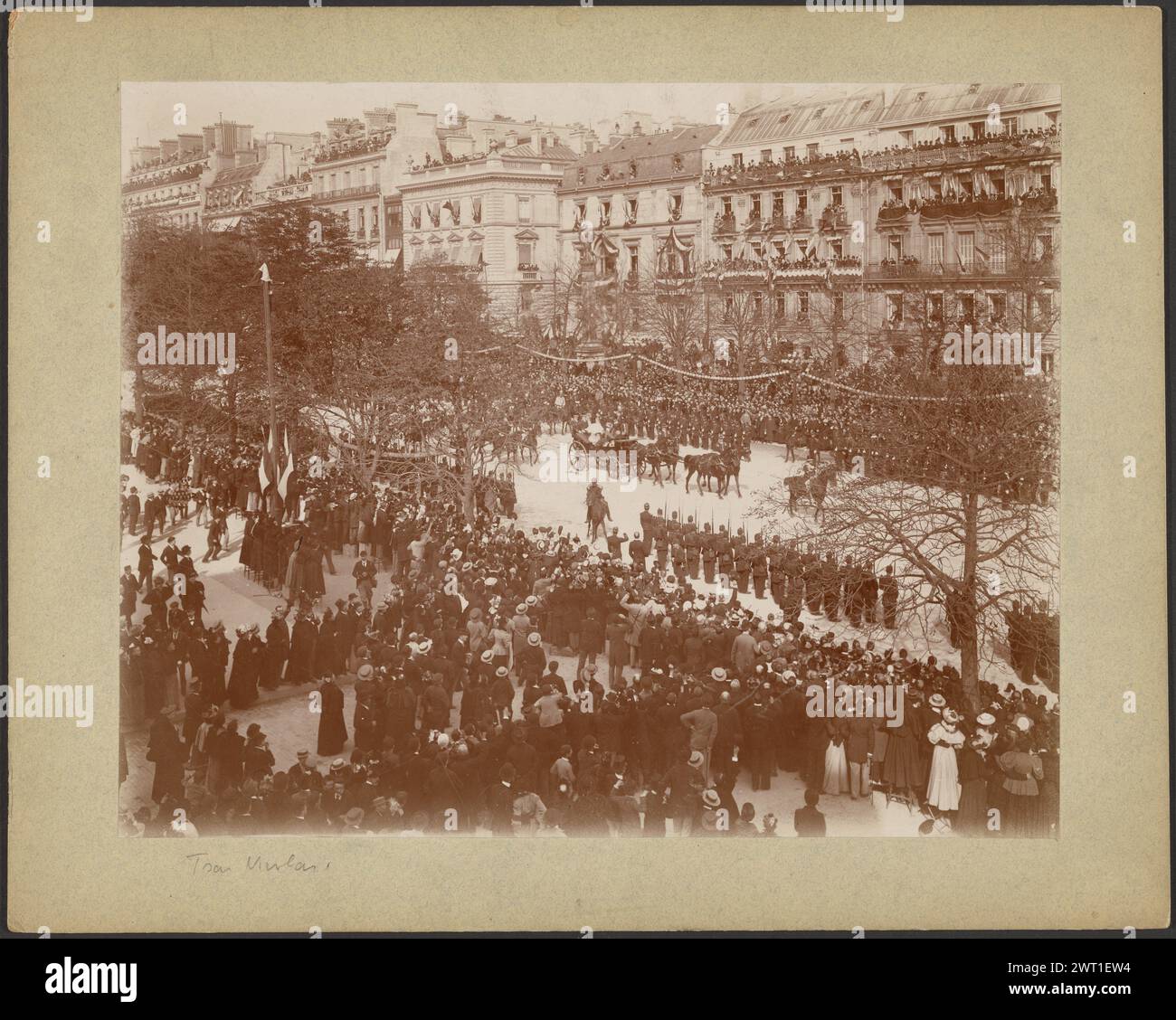 Sfilata dello zar Nicola II e del presidente Felix Faure attraverso Parigi. Sconosciuto, fotografo il 6 ottobre 1896 folle di persone si sono riunite per strada, sui balconi e sui tetti degli edifici vicini, guardando una sfilata. La sfilata presenta due carrozze trainate da cavalli, guidate da un soldato a cavallo. I soldati sono all'attenzione di entrambi i lati della strada, di fronte l'uno all'altro. (Recto, Mount) in basso a sinistra, matita: "Tsar Nicolas"; (verso, Mount) in alto al centro, inchiostro nero: "le Tzar Nicolas II, la tzarine [sic] et le President Felix Faure précédés du pigneur Montjarret - 6 ottobre 1896."; centro superiore, Foto Stock