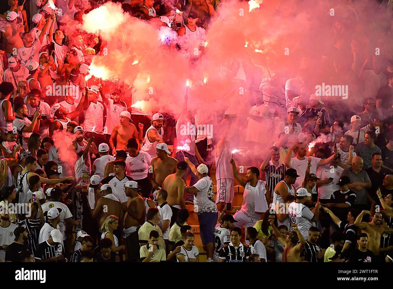 São Bernardo do campo (SP), 14/03/2024 - Futebol/São BERNARDO-CORINTHIANS - tifosi di Corinthians - partita tra São Bernardo x Corinthians, valida per la seconda fase della Coppa del Brasile, tenutasi presso lo stadio São de Maio, a São Bernando, città della grande Paolo, la notte di questo giovedì 14. (Foto: Eduardo Carmim/Alamy Live News) Foto Stock