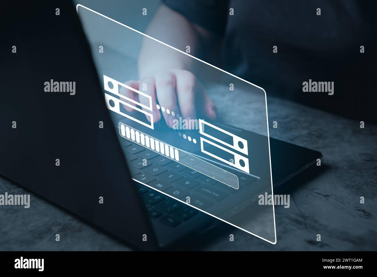 Donna utilizza un laptop con interfaccia ologramma di storage per server host dati. Icona per informazioni sullo scambio e il trasferimento di informazioni. Foto Stock