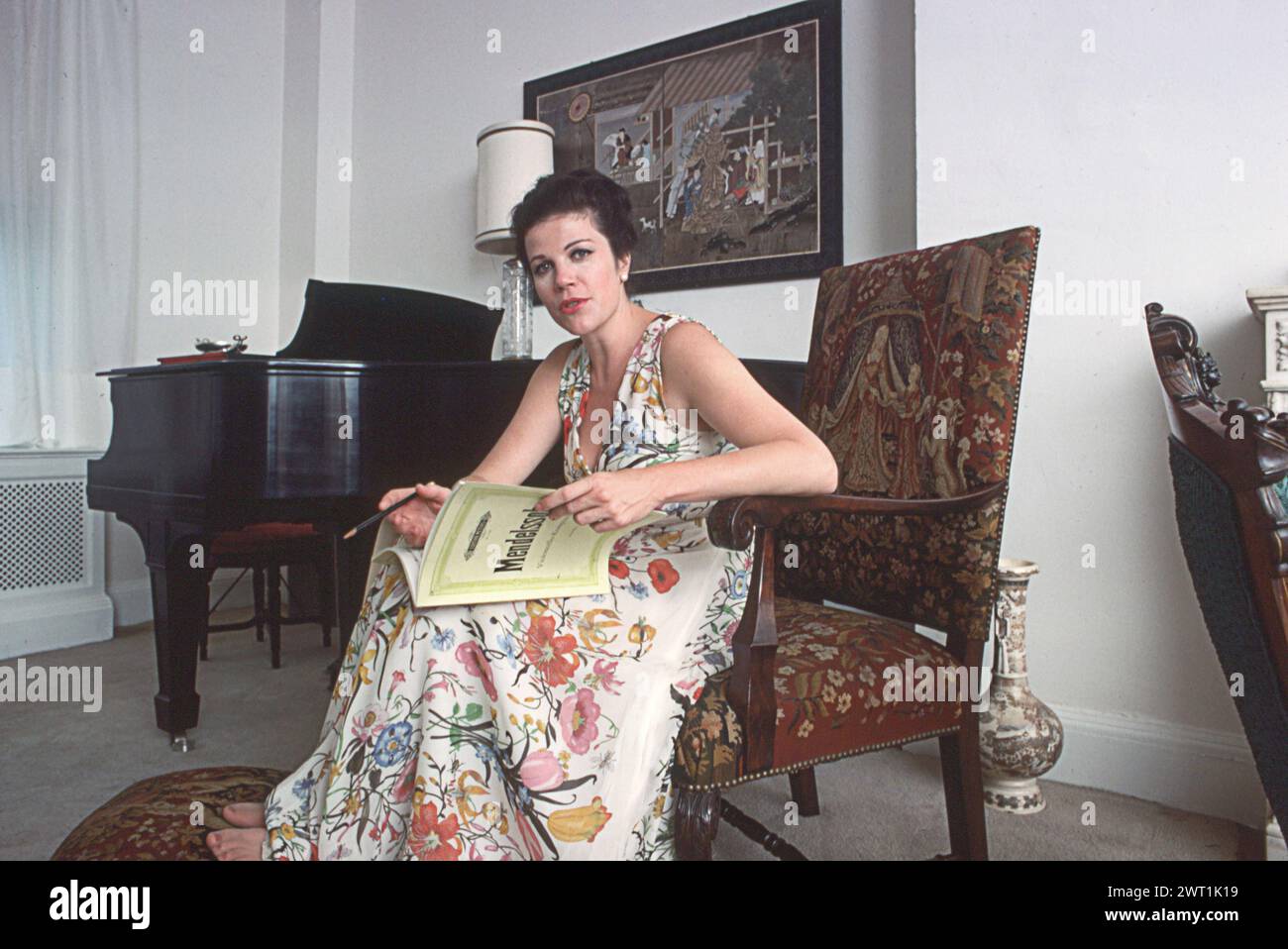 Un ritratto dell'acclamata violoncellista Christine Walevska, meglio conosciuta per le sue numerose registrazioni con la Philips Records. Chiamata la "Dea del violoncello", è diventata la prima musicista da concerto ad esibirsi a Cuba sotto il regime di Castro. Questo è un ritratto della fine degli anni '1970 che sta annotando una partitura di Mendelssohn. Foto Stock