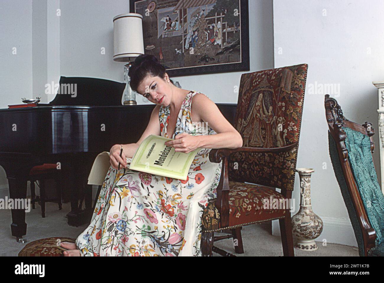 L'acclamata violoncellista Christine Walevska, meglio conosciuta per le sue numerose registrazioni con la Philips Records. Chiamata la "Dea del violoncello", è diventata la prima musicista da concerto ad esibirsi a Cuba sotto il regime di Castro. Questo è un ritratto della fine degli anni '1970 che sta annotando una partitura di Mendelssohn. Foto Stock