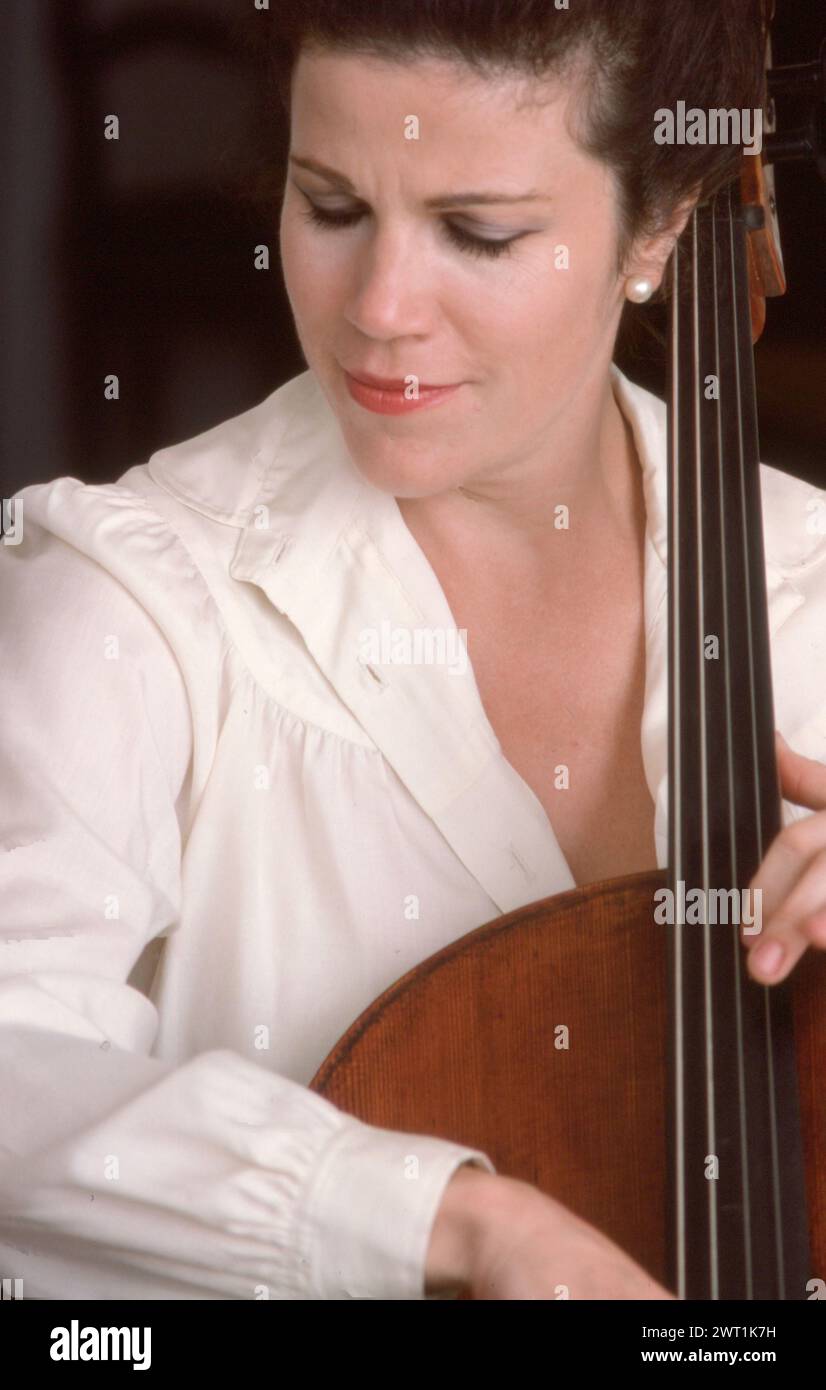 Ritratto dell'acclamato violoncellista Christine Walevska, noto per le sue numerose registrazioni con la Philips Records. Chiamata la 'Dea del Cello' divenne la prima musicista da concerto a Cuba sotto il regime di Castro. Questo è un ritratto della fine del 1970s della sua riproduzione nel suo appartamento di Manhattan. Foto Stock