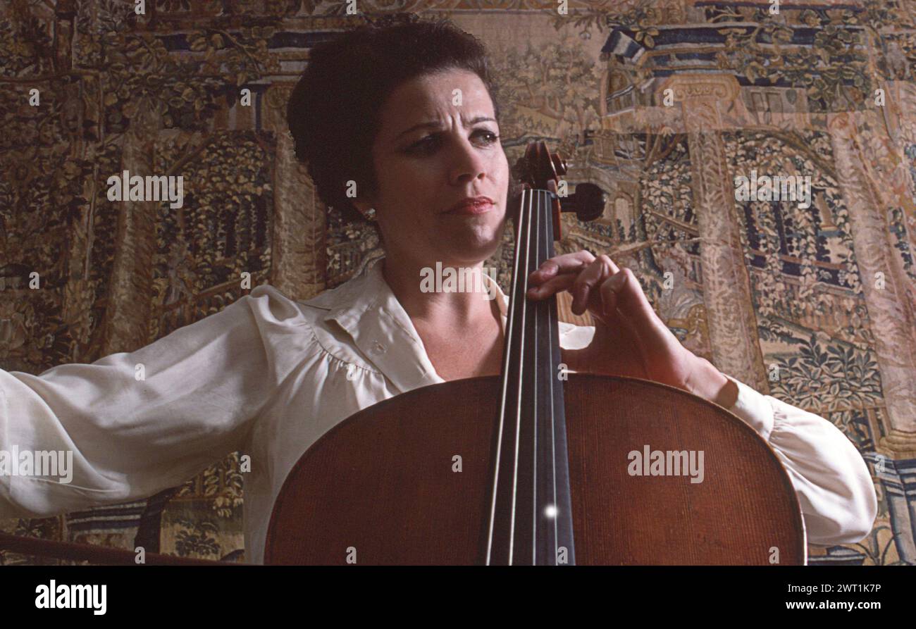 Ritratto dell'acclamato violoncellista Christine Walevska, noto per le sue numerose registrazioni con la Philips Records. Chiamata la 'Dea del Cello' divenne la prima musicista da concerto a Cuba sotto il regime di Castro. Questo è un ritratto della fine del 1970s della sua riproduzione nel suo appartamento di Manhattan. Foto Stock