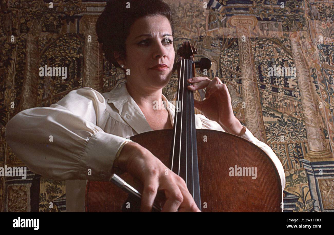 Ritratto dell'acclamato violoncellista Christine Walevska, noto per le sue numerose registrazioni con la Philips Records. Chiamata la 'Dea del Cello' divenne la prima musicista da concerto a Cuba sotto il regime di Castro. Questo è un ritratto della fine del 1970s della sua riproduzione nel suo appartamento di Manhattan. Foto Stock