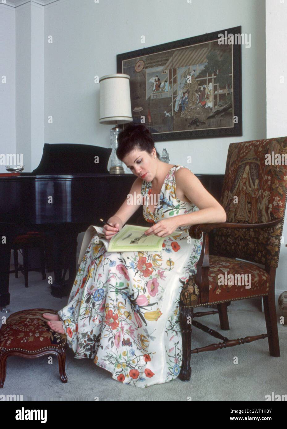 Un ritratto dell'acclamata violoncellista Christine Walevska, meglio conosciuta per le sue numerose registrazioni con la Philips Records. Chiamata la "Dea del violoncello", è diventata la prima musicista da concerto ad esibirsi a Cuba sotto il regime di Castro. Questo è un ritratto della fine degli anni '1970 che sta annotando una partitura di Mendelssohn. Foto Stock