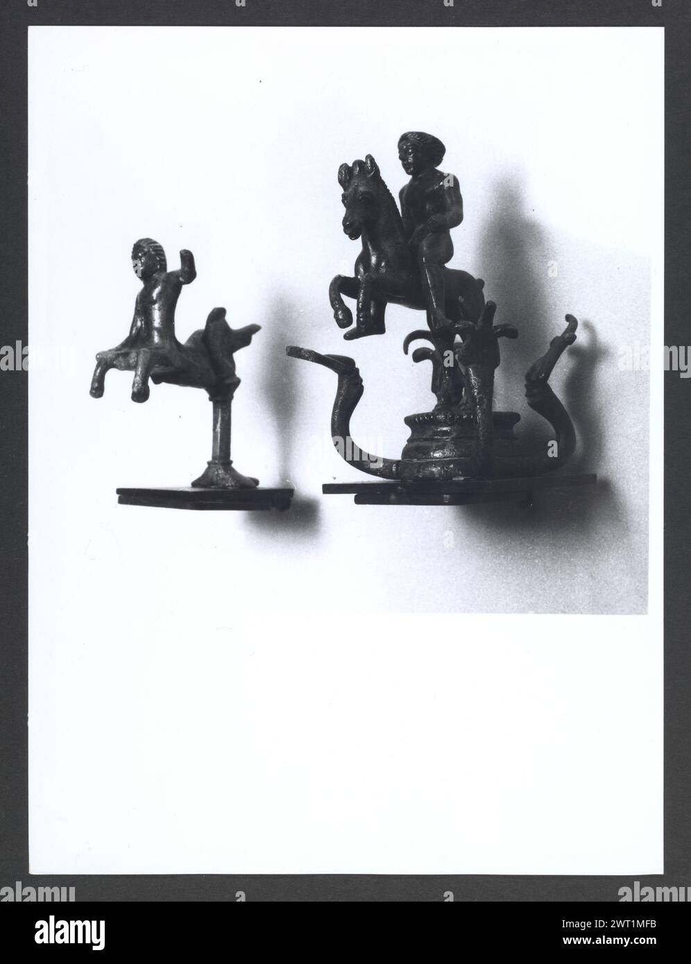 Abruzzo Chieti Chieti Museo Nazionale di Antichita31. Hutzel, Max 1960-1990 Vista esterna di parte dell'ex Villa Frigeri, che insieme ad un vicino palazzo, ospita il Museo Nazionale di Antichita. Viste anche dei giardini, della fontana (XVII secolo) e degli interni restaurati. Il cosiddetto "Guerriero di Capestrano" (V secolo a.C.) si trova nella collezione di antichità sotto uomini, giovani, Guerrieri--pietra--Etruschi, Italiani. Le vedute di Hutzel includono statue, monumenti funerari, busti ritratti e mosaici, molti dei quali sono stati scavati da Alba Fucens. Hutzel ha prestato particolare attenzione Foto Stock