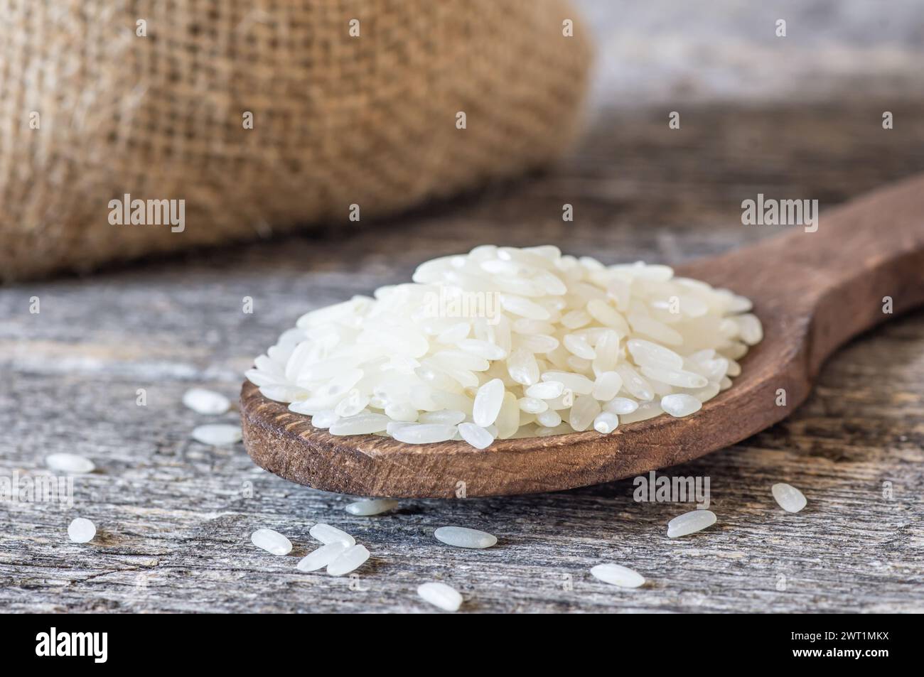 cereali di riso bianco crudo turco in ciotola o cucchiaio sul tavolo, concetto di legumi crudi alimentari sani Foto Stock