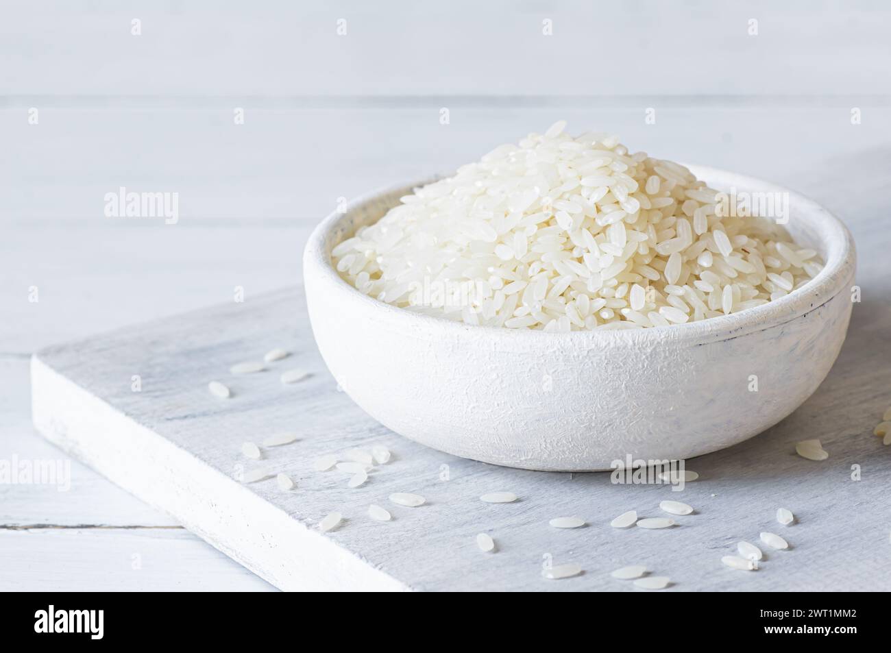 cereali di riso bianco crudo turco in ciotola o cucchiaio sul tavolo, concetto di legumi crudi alimentari sani Foto Stock