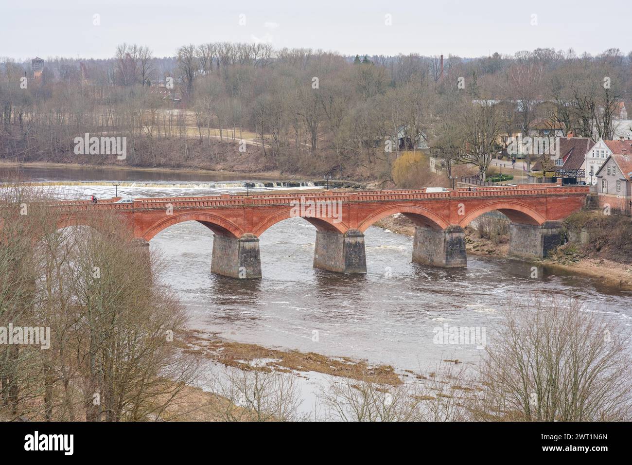 Immergiti nel romanticismo del ponte di mattoni rossi di Kuldiga, dove ogni mattone racconta una storia e ogni arco conserva un ricordo Foto Stock