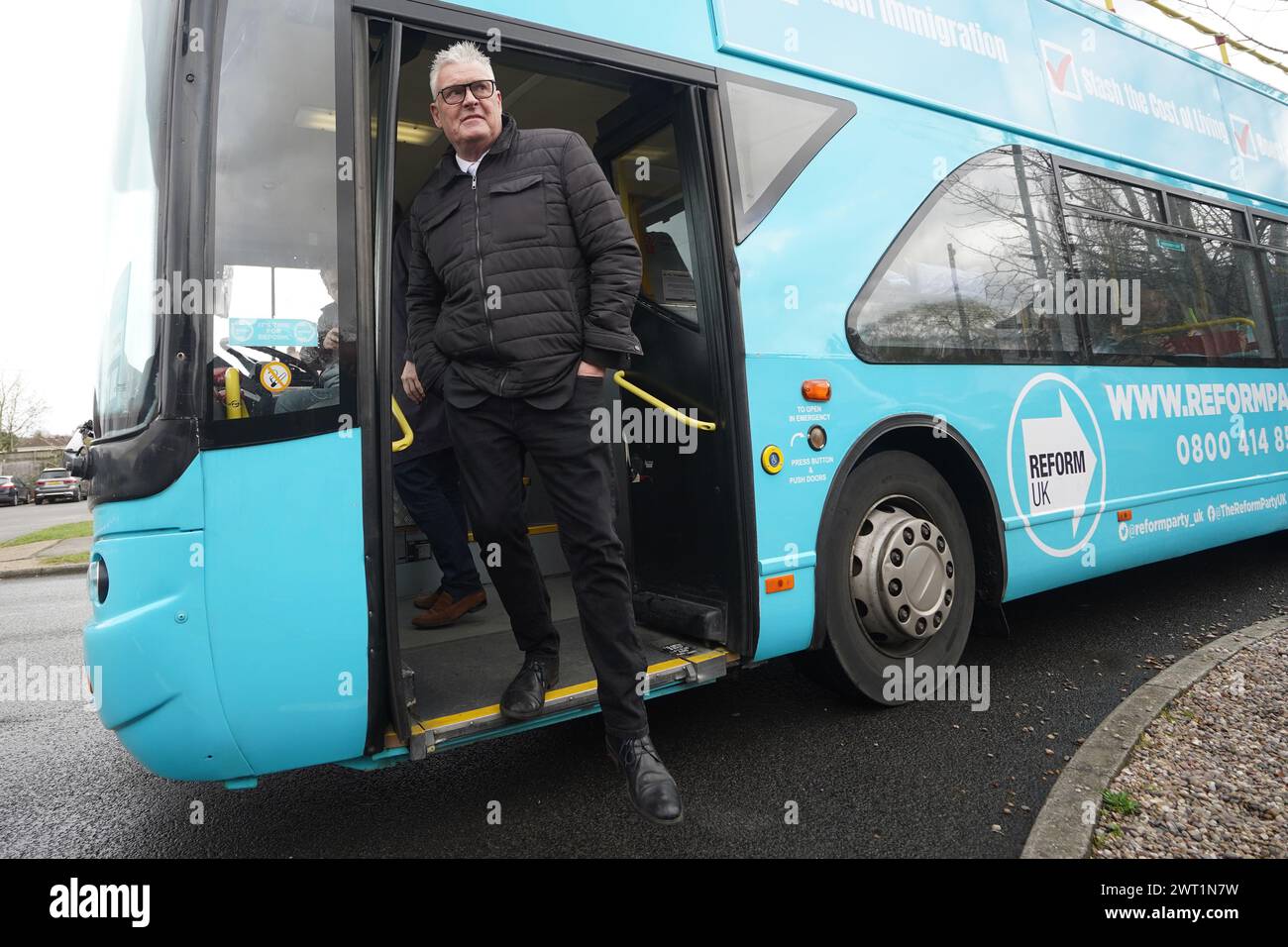 Appena disertato l'ex vice presidente conservatore Lee Anderson deputato mentre si schiera con il leader riformato del Regno Unito Richard Tice per il loro partito nel suo collegio elettorale di Ashfield, Nottinghamshire. Data foto: Venerdì 15 marzo 2024. Foto Stock