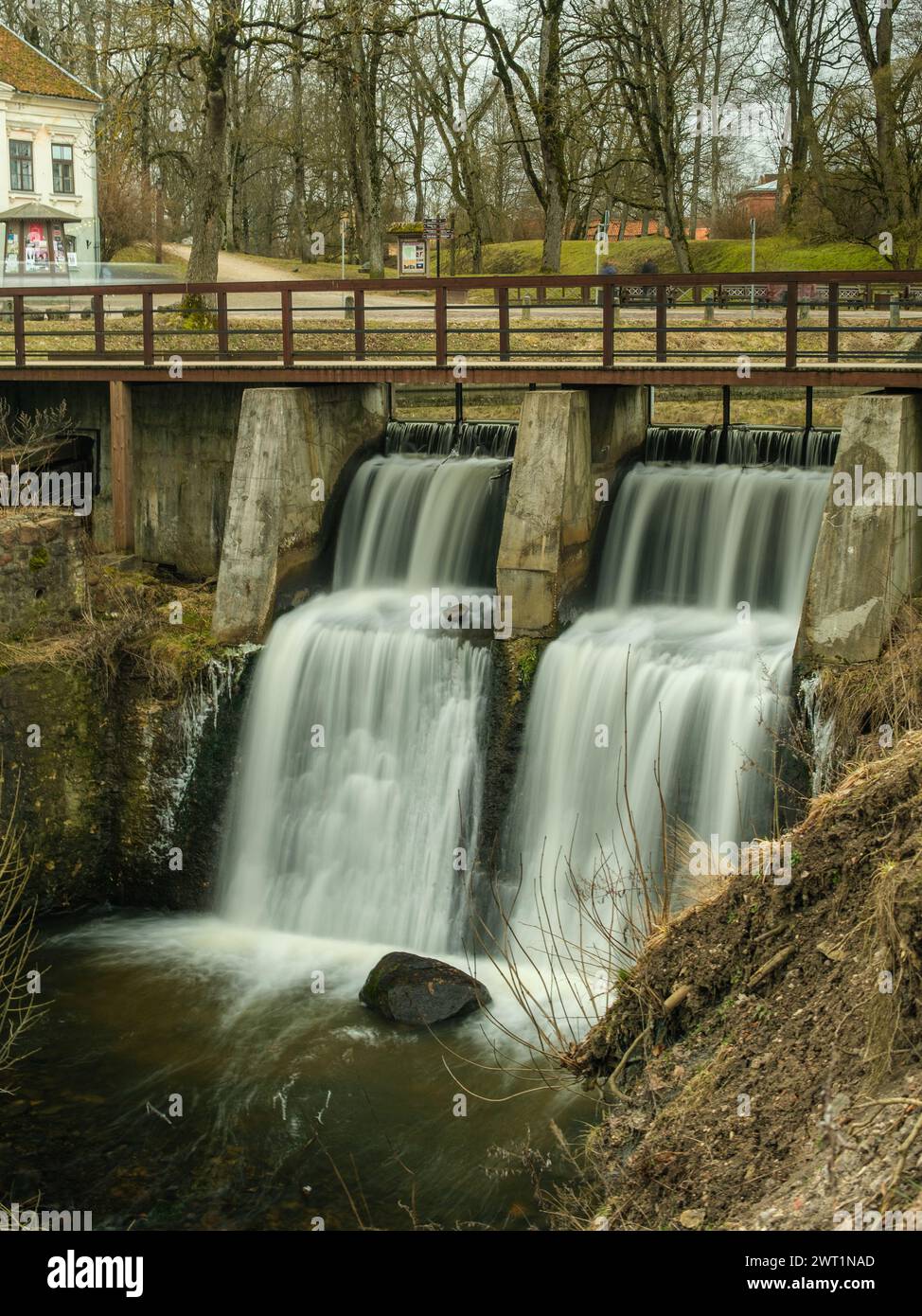 La frenetica corsa delle cascate Aleksupite affascina i visitatori, offrendo uno scorcio nella natura selvaggia di Kuldiga, Latvija Foto Stock