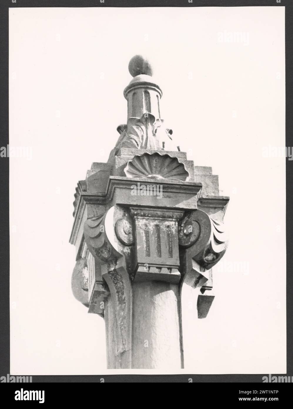 Lazio Roma Palazzo Madama. Hutzel, Max 1960-1990 Post-medievale: Architettura, scultura architettonica, rilievo scultoreo oggetto Note: Eretta nel XVI secolo dai Medici, intitolata a "Madame Margherita d'Austria", figlia di Carlo V e moglie di Alessandro de Medici, poi Ottavio Farnese. Abitato dai cardinali Leone X e Clemente VII e Caterina de Medici; dal 1871 è sede del Senato. Costruito nel 1649. Il fotografo e studioso tedesco Max Hutzel (1911-1988) fotografò in Italia dai primi anni '1960 fino alla sua morte. Il risultato di questo progetto, citato da Hutze Foto Stock