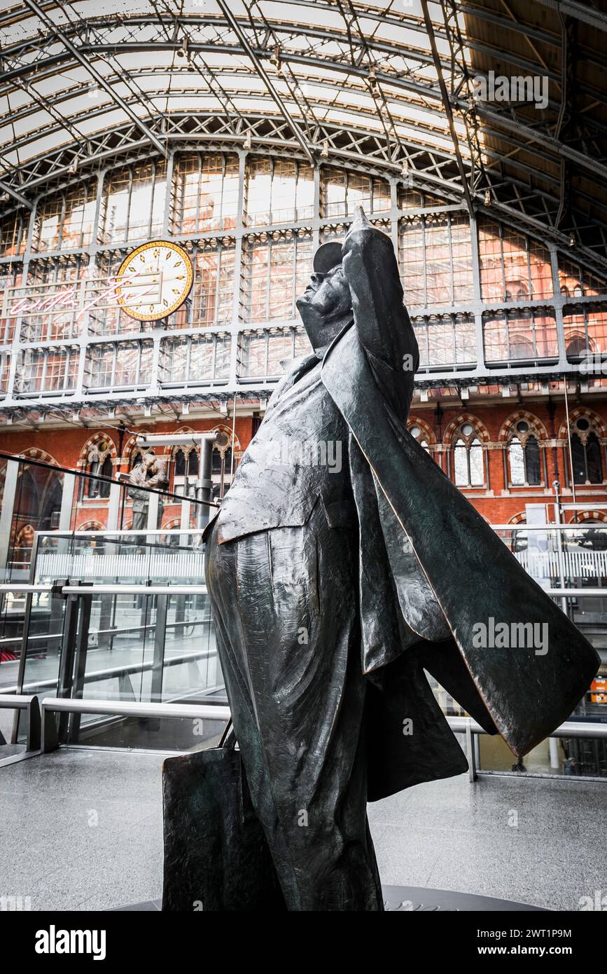 Statua di Sir John Betjeman alla stazione di St Pancras, Londra, Inghilterra Foto Stock