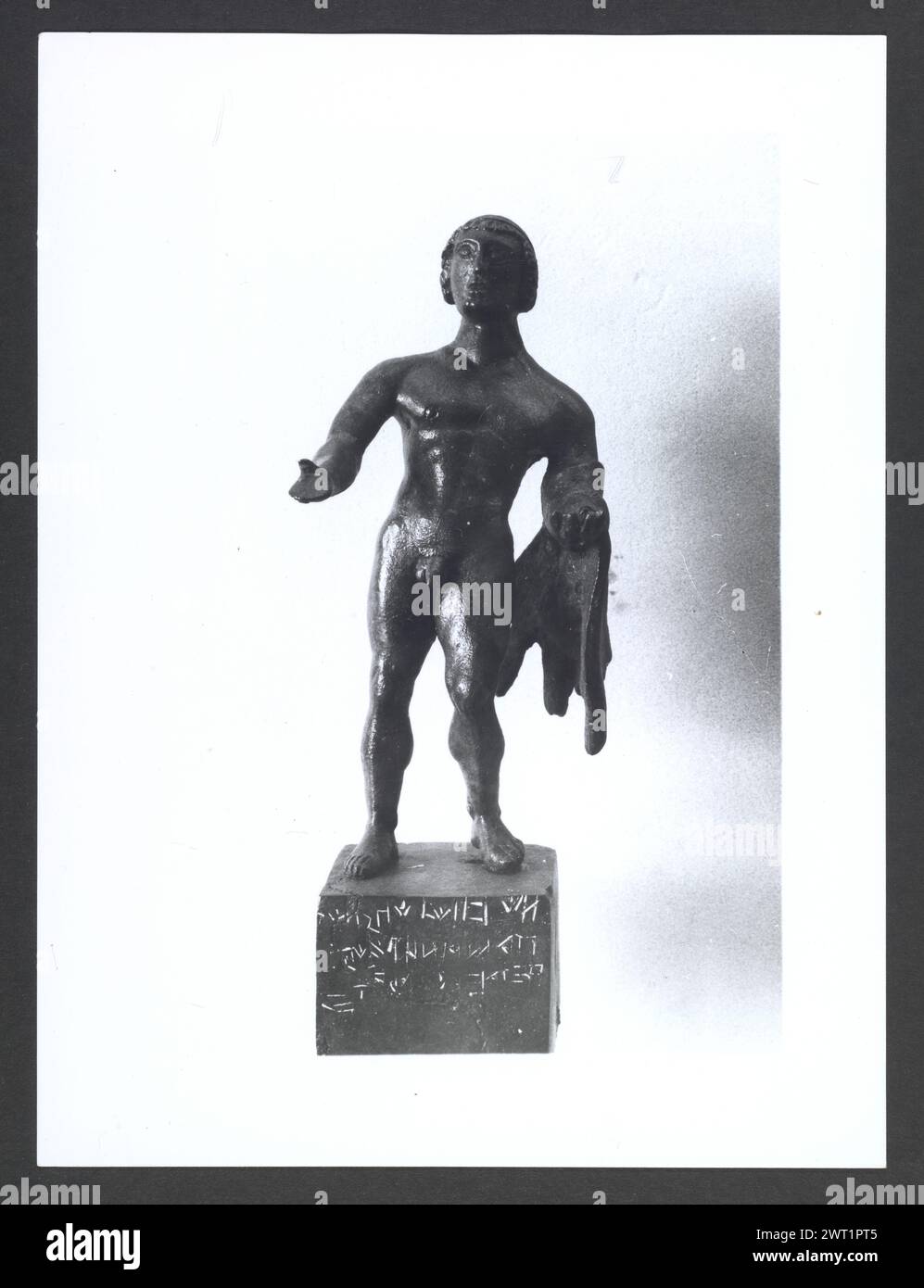 Abruzzo Chieti Chieti Museo Nazionale di Antichita32. Hutzel, Max 1960-1990 Vista esterna di parte dell'ex Villa Frigeri, che insieme ad un vicino palazzo, ospita il Museo Nazionale di Antichita. Viste anche dei giardini, della fontana (XVII secolo) e degli interni restaurati. Il cosiddetto "Guerriero di Capestrano" (V secolo a.C.) si trova nella collezione di antichità sotto uomini, giovani, Guerrieri--pietra--Etruschi, Italiani. Le vedute di Hutzel includono statue, monumenti funerari, busti ritratti e mosaici, molti dei quali sono stati scavati da Alba Fucens. Hutzel ha prestato particolare attenzione Foto Stock