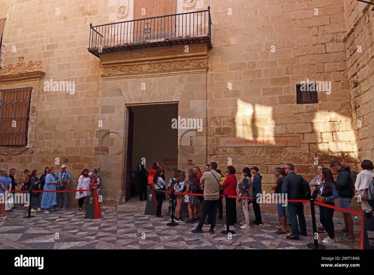 Ques di persone in attesa all'ingresso del Museo Picasso, Malaga Foto Stock