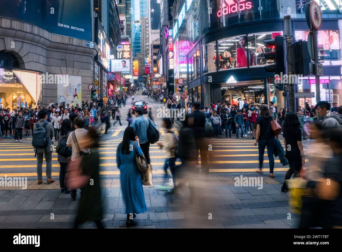 Hong Kong, 27 marzo 2019: Vita quotidiana nelle strade e nei grattacieli di Hong Kong durante la serata Foto Stock