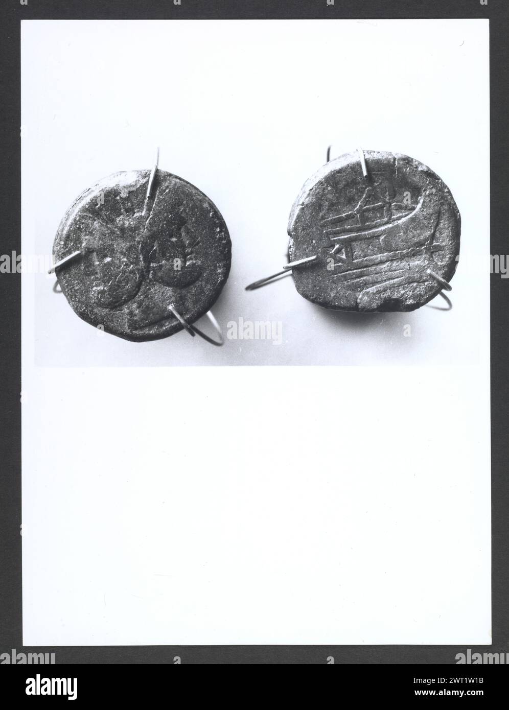 Abruzzo Chieti Chieti Museo Nazionale di Antichita90. Hutzel, Max 1960-1990 Vista esterna di parte dell'ex Villa Frigeri, che insieme ad un vicino palazzo, ospita il Museo Nazionale di Antichita. Viste anche dei giardini, della fontana (XVII secolo) e degli interni restaurati. Il cosiddetto "Guerriero di Capestrano" (V secolo a.C.) si trova nella collezione di antichità sotto uomini, giovani, Guerrieri--pietra--Etruschi, Italiani. Le vedute di Hutzel includono statue, monumenti funerari, busti ritratti e mosaici, molti dei quali sono stati scavati da Alba Fucens. Hutzel ha prestato particolare attenzione Foto Stock