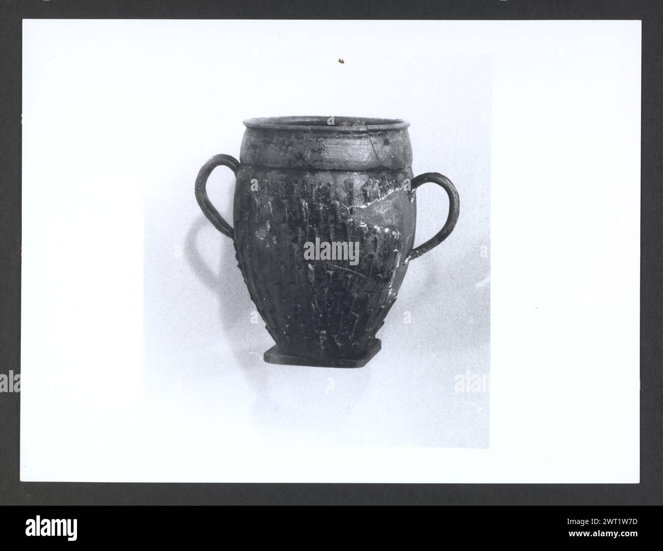 Abruzzo Chieti Chieti Museo Nazionale di Antichita3. Hutzel, Max 1960-1990 Vista esterna di parte dell'ex Villa Frigeri, che insieme ad un vicino palazzo, ospita il Museo Nazionale di Antichita. Viste anche dei giardini, della fontana (XVII secolo) e degli interni restaurati. Il cosiddetto "Guerriero di Capestrano" (V secolo a.C.) si trova nella collezione di antichità sotto uomini, giovani, Guerrieri--pietra--Etruschi, Italiani. Le vedute di Hutzel includono statue, monumenti funerari, busti ritratti e mosaici, molti dei quali sono stati scavati da Alba Fucens. Hutzel ha prestato particolare attenzione a t Foto Stock