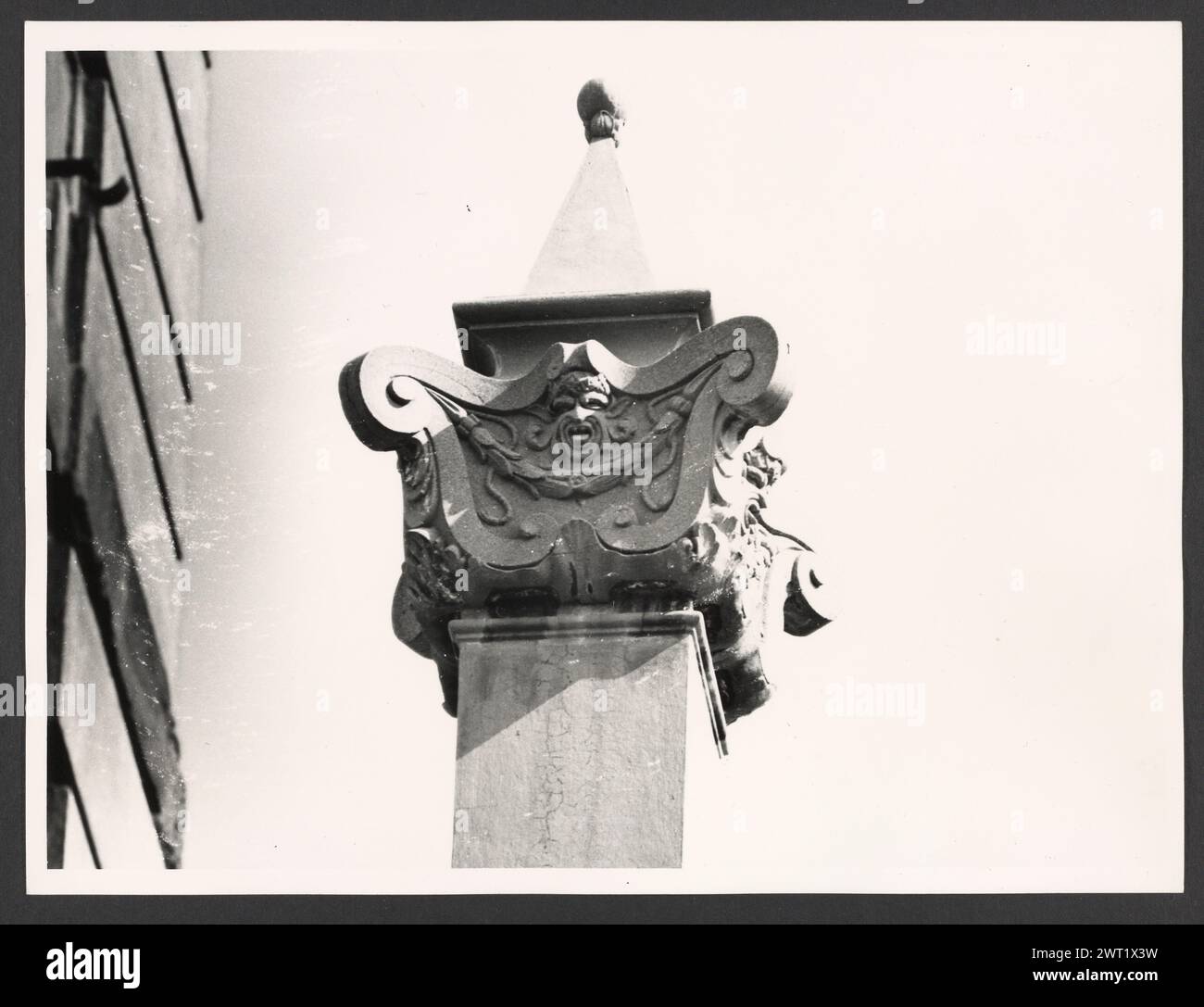 Lazio Roma Palazzo Madama. Hutzel, Max 1960-1990 Post-medievale: Architettura, scultura architettonica, rilievo scultoreo oggetto Note: Eretta nel XVI secolo dai Medici, intitolata a "Madame Margherita d'Austria", figlia di Carlo V e moglie di Alessandro de Medici, poi Ottavio Farnese. Abitato dai cardinali Leone X e Clemente VII e Caterina de Medici; dal 1871 è sede del Senato. Costruito nel 1649. Il fotografo e studioso tedesco Max Hutzel (1911-1988) fotografò in Italia dai primi anni '1960 fino alla sua morte. Il risultato di questo progetto, citato da Hutze Foto Stock