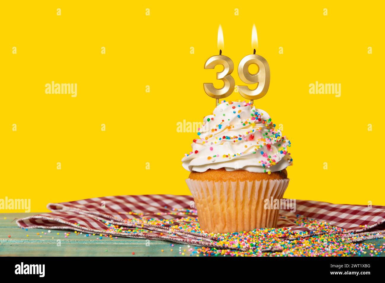 Torta di compleanno con candela numero 39 - foto su sfondo giallo. Foto Stock