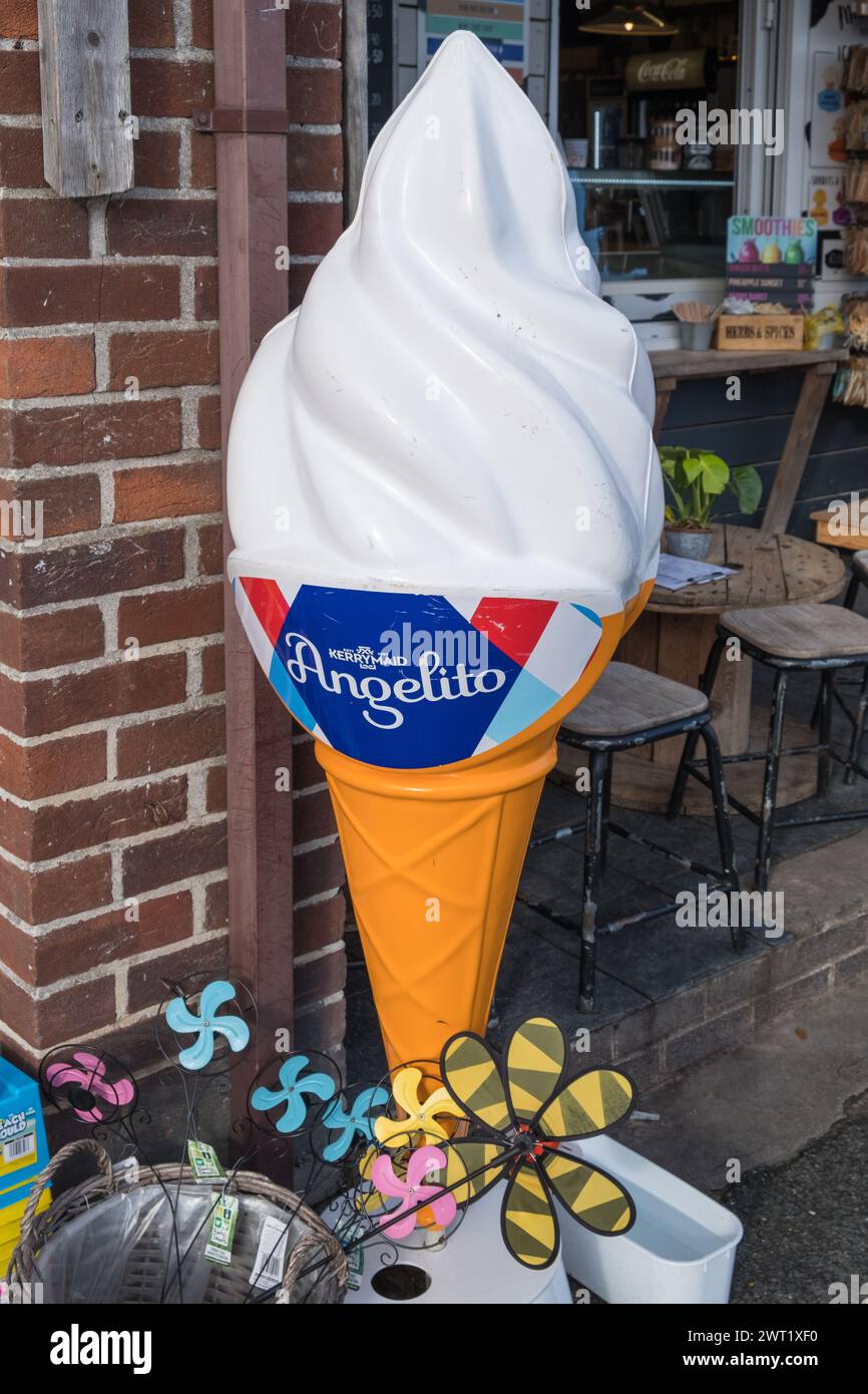 Grande cono gelato all'esterno di una gelateria Foto Stock