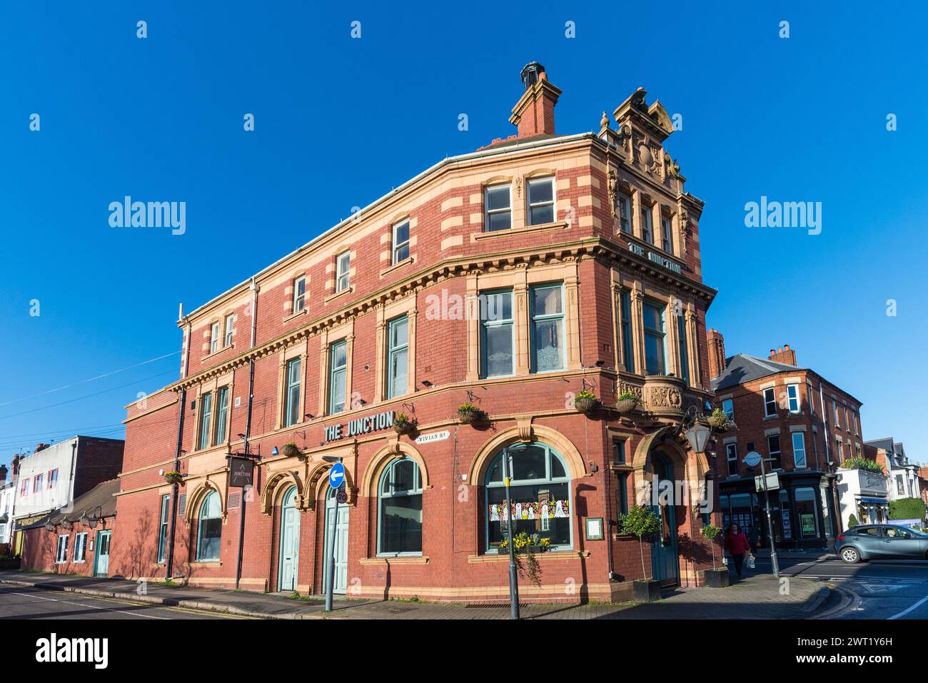 Il pub Junction di Harborne, Birmingham, è un edificio vittoriano ornato in mattoni rossi Foto Stock