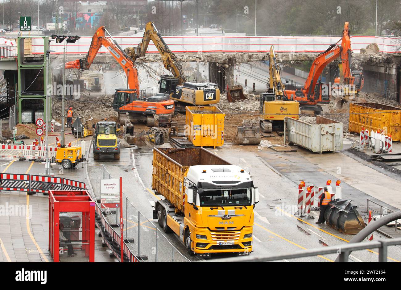 Abrissarbeiten an der Berlinertordammbrücke. Die Brücke wird in zwei Bauabschnitten abgebrochen und neu gebaut. Hohenfelde Hamburg *** lavori di demolizione del ponte Berlinertordamm il ponte è in fase di demolizione e ricostruzione in due fasi di costruzione Hohenfelde Hamburg Foto Stock