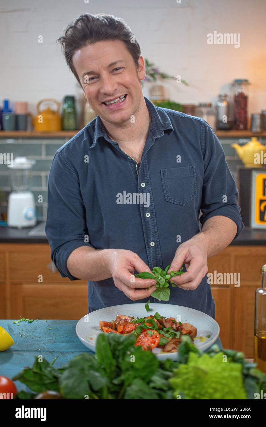 Jamie Oliver, famoso chef inglese, ristoratore che cucina per il suo canale food tube a Londra Foto Stock