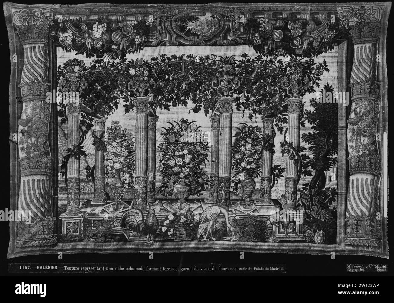 Pergola (otto colonne) con urne di fiori in intercolonne e gallo, gru e leopardo in primo piano. Sconosciuto c. 1650 arazzi dimensioni: A 300 x L 355 m arazzi materiali/tecniche: Lana e seta Cultura: Fiamminga tessitura Centro: Bruxelles storia della proprietà: Spagna, Madrid, Palacio de El Pardo, accno. A.358-12069. Foto Stock
