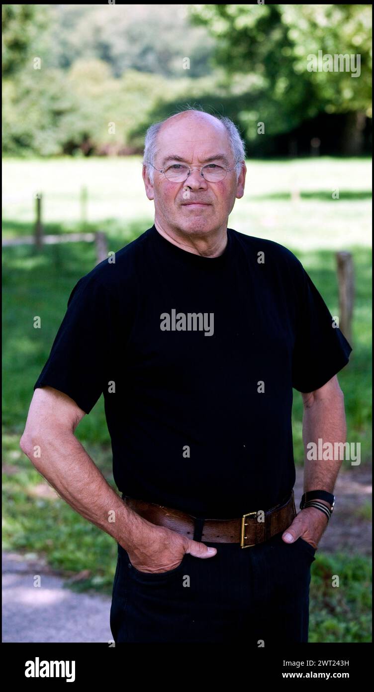 Ritratto del famoso artista olandese Klaas Gubbels, noto per le nature morte di tavoli, sedie e caffettiere. Arnhem Paesi Bassi. fotografia vvbvanbree Foto Stock