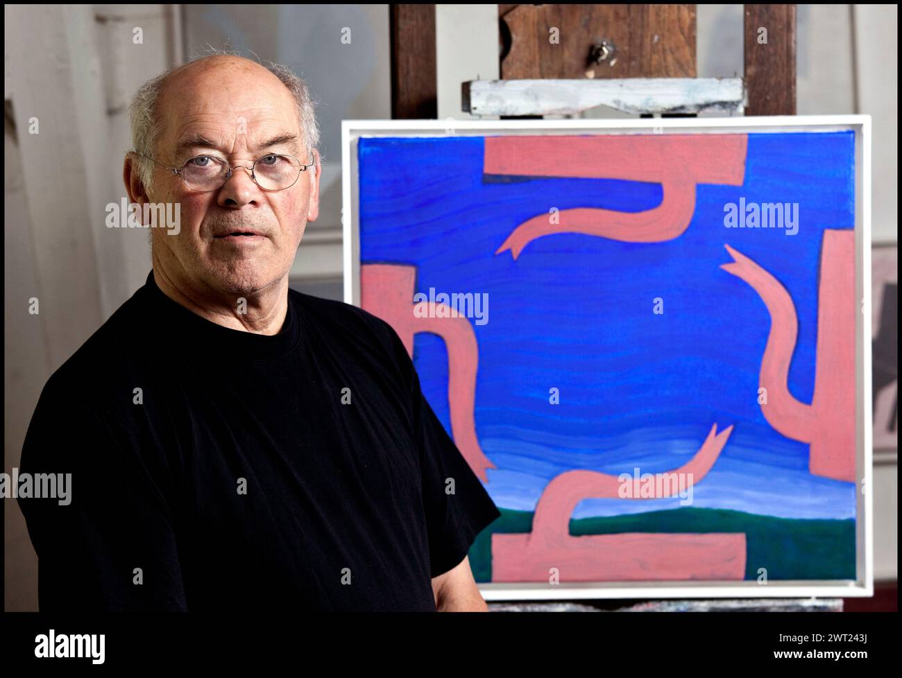 Ritratto del famoso artista olandese Klaas Gubbels, noto per le nature morte di tavoli, sedie e caffettiere. Arnhem Paesi Bassi. fotografia vvbvanbree Foto Stock