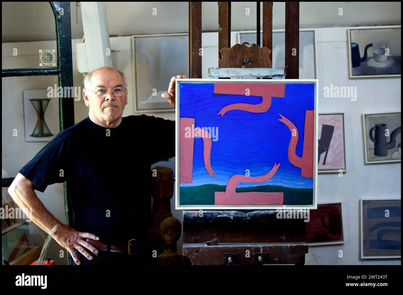 Ritratto del famoso artista olandese Klaas Gubbels, noto per le nature morte di tavoli, sedie e caffettiere. Arnhem Paesi Bassi. fotografia vvbvanbree Foto Stock