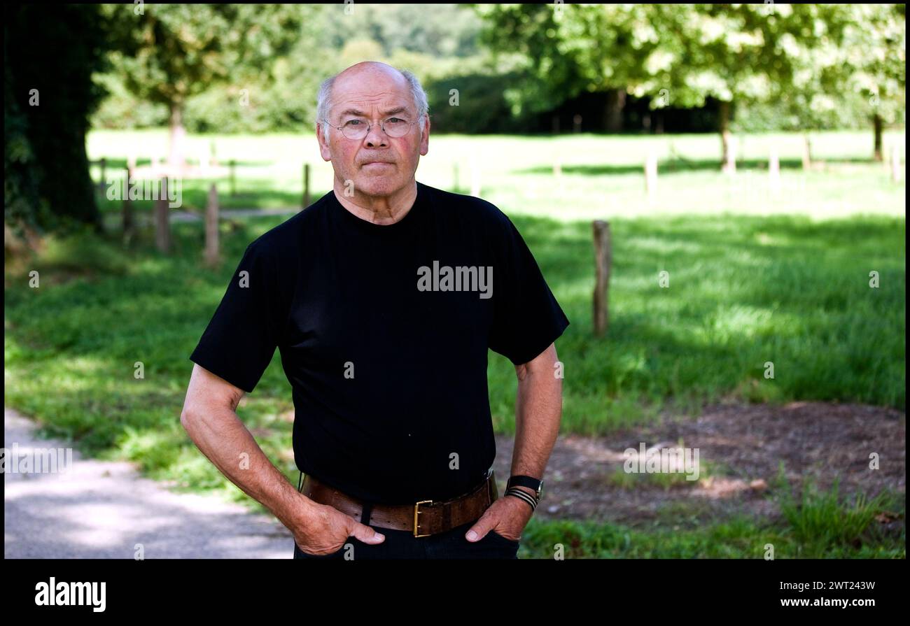 Ritratto del famoso artista olandese Klaas Gubbels, noto per le nature morte di tavoli, sedie e caffettiere. Arnhem Paesi Bassi. fotografia vvbvanbree Foto Stock