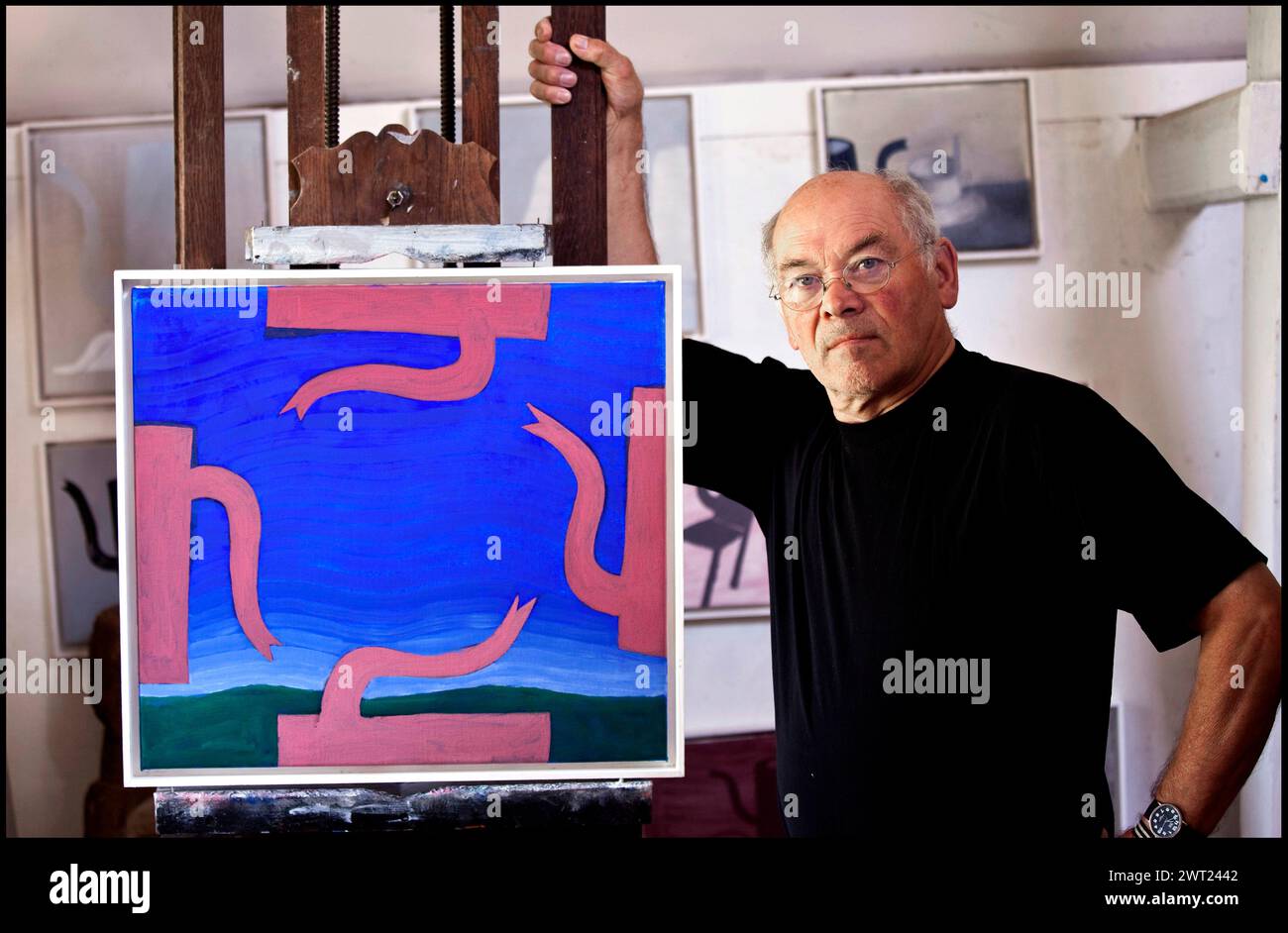 Ritratto del famoso artista olandese Klaas Gubbels, noto per le nature morte di tavoli, sedie e caffettiere. Arnhem Paesi Bassi. fotografia vvbvanbree Foto Stock