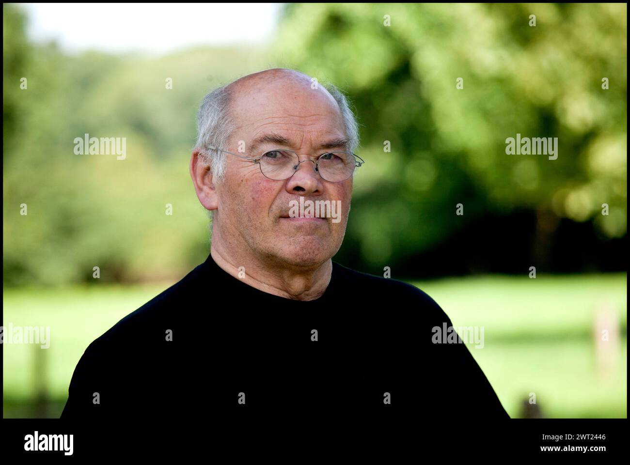 Ritratto del famoso artista olandese Klaas Gubbels, noto per le nature morte di tavoli, sedie e caffettiere. Arnhem Paesi Bassi. fotografia vvbvanbree Foto Stock