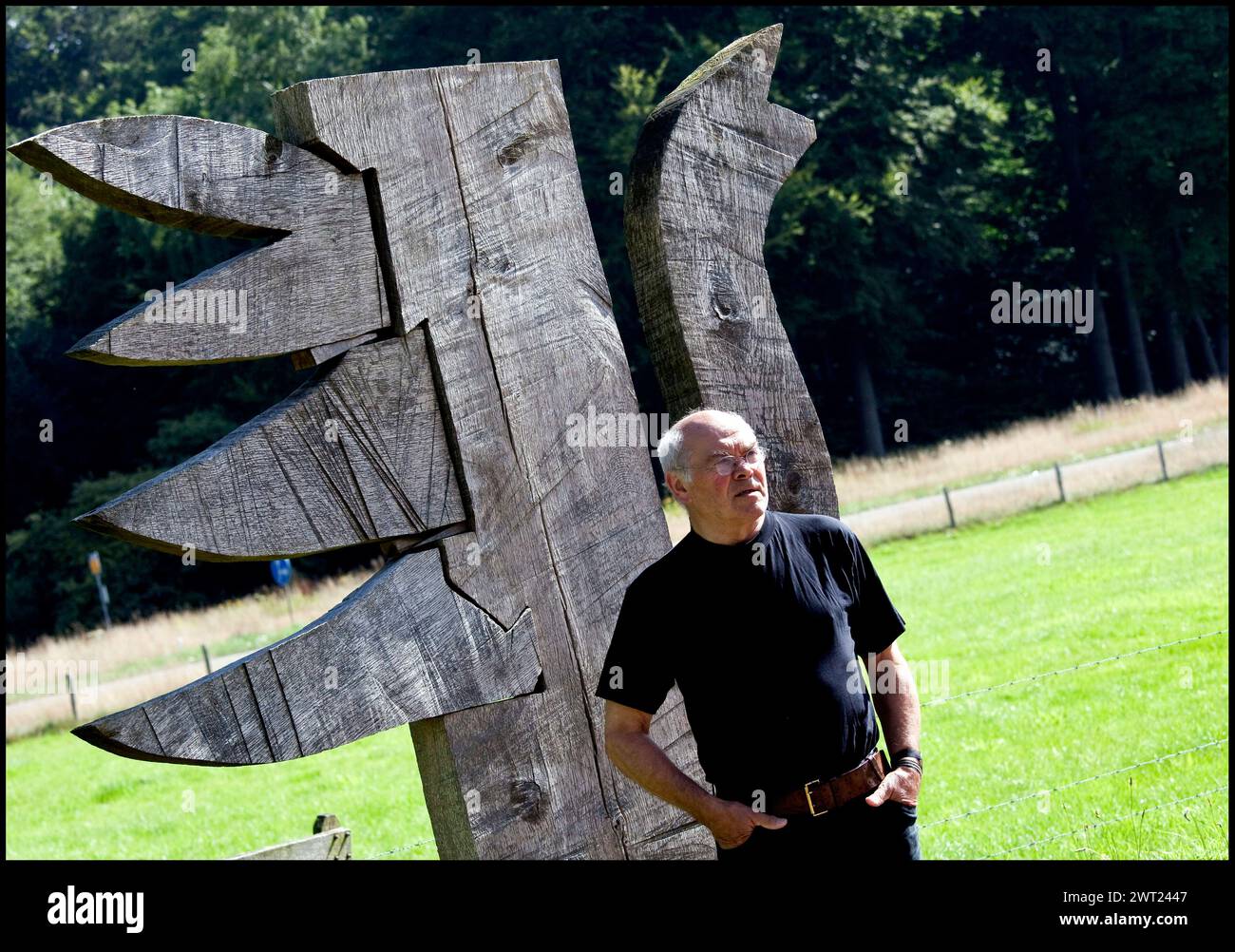 Ritratto del famoso artista olandese Klaas Gubbels, noto per le nature morte di tavoli, sedie e caffettiere. Arnhem Paesi Bassi. fotografia vvbvanbree Foto Stock