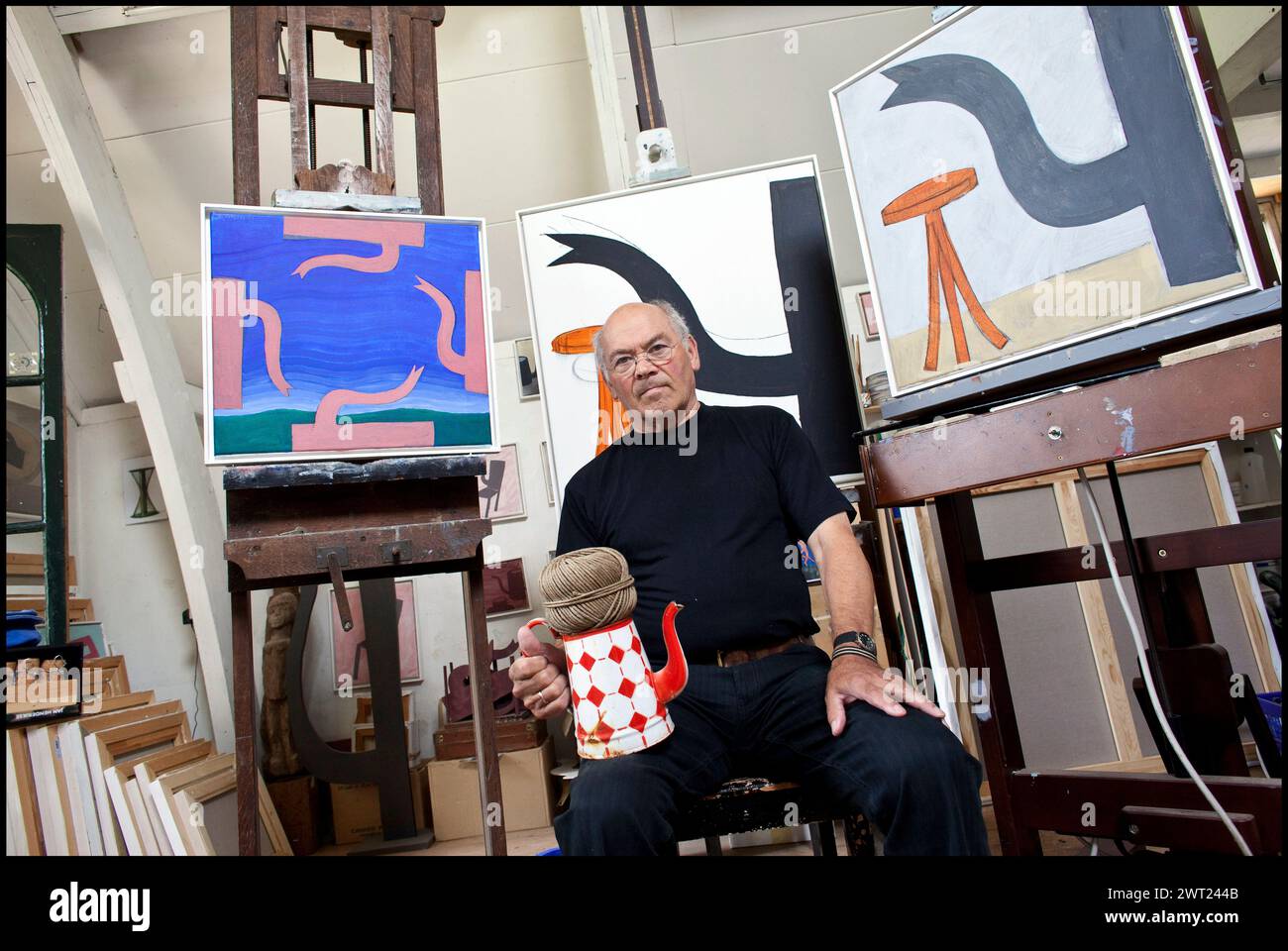 Ritratto del famoso artista olandese Klaas Gubbels, noto per le nature morte di tavoli, sedie e caffettiere. Arnhem Paesi Bassi. fotografia vvbvanbree Foto Stock