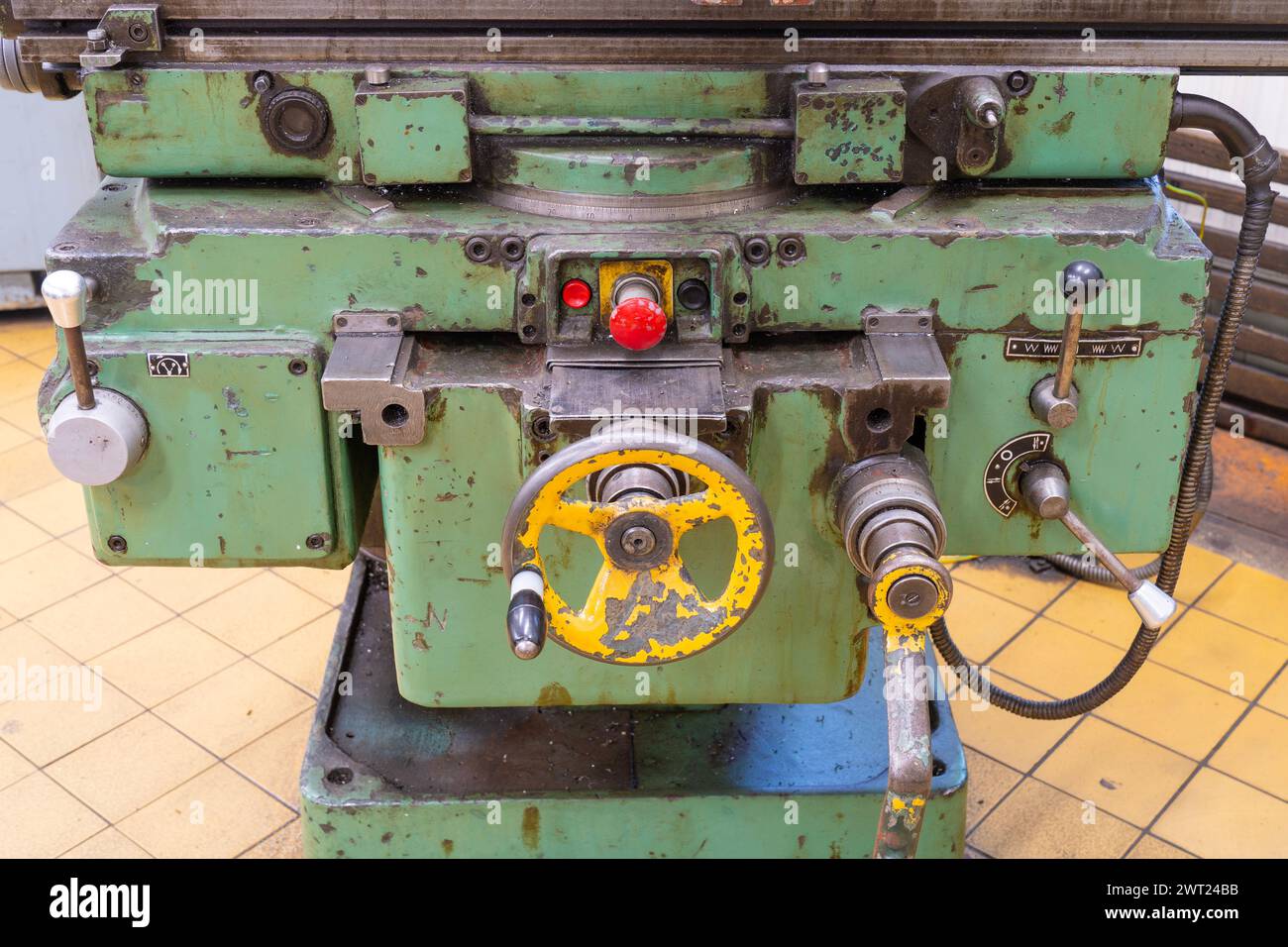 Pulsanti di comando e manopole di controllo della fresatrice usurati di colore verde vecchio in officina Foto Stock