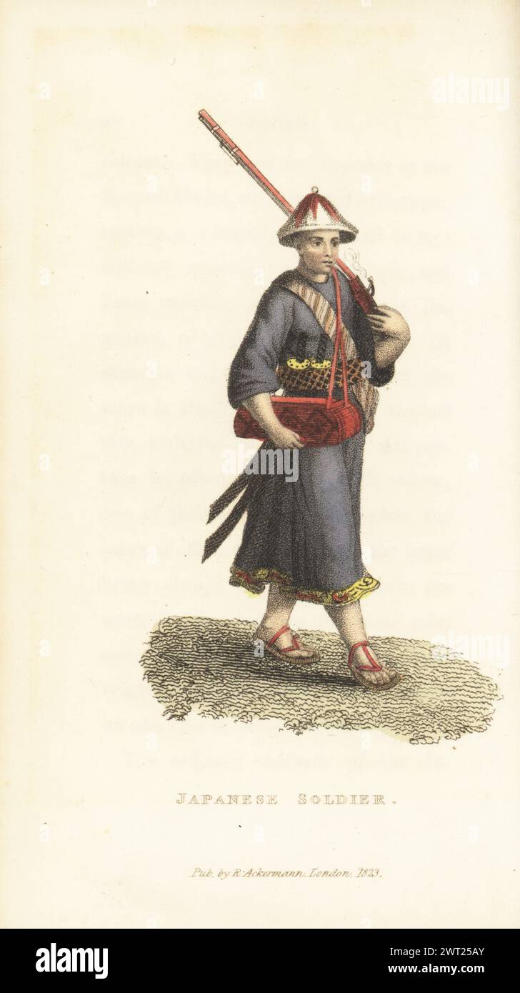 Costume di un soldato giapponese. In casco conico, haori, cintura, sandali, armati di moschetto a pietra focaia e due katana (spade). Dopo un'illustrazione nell'Atlas Japannensis di Arnoldus Montanus, 1670. Incisione in rame colorato a mano da The World in miniature, Japan di Frederic Shoberl, Rudolph Ackermann, Londra, 1823. Foto Stock