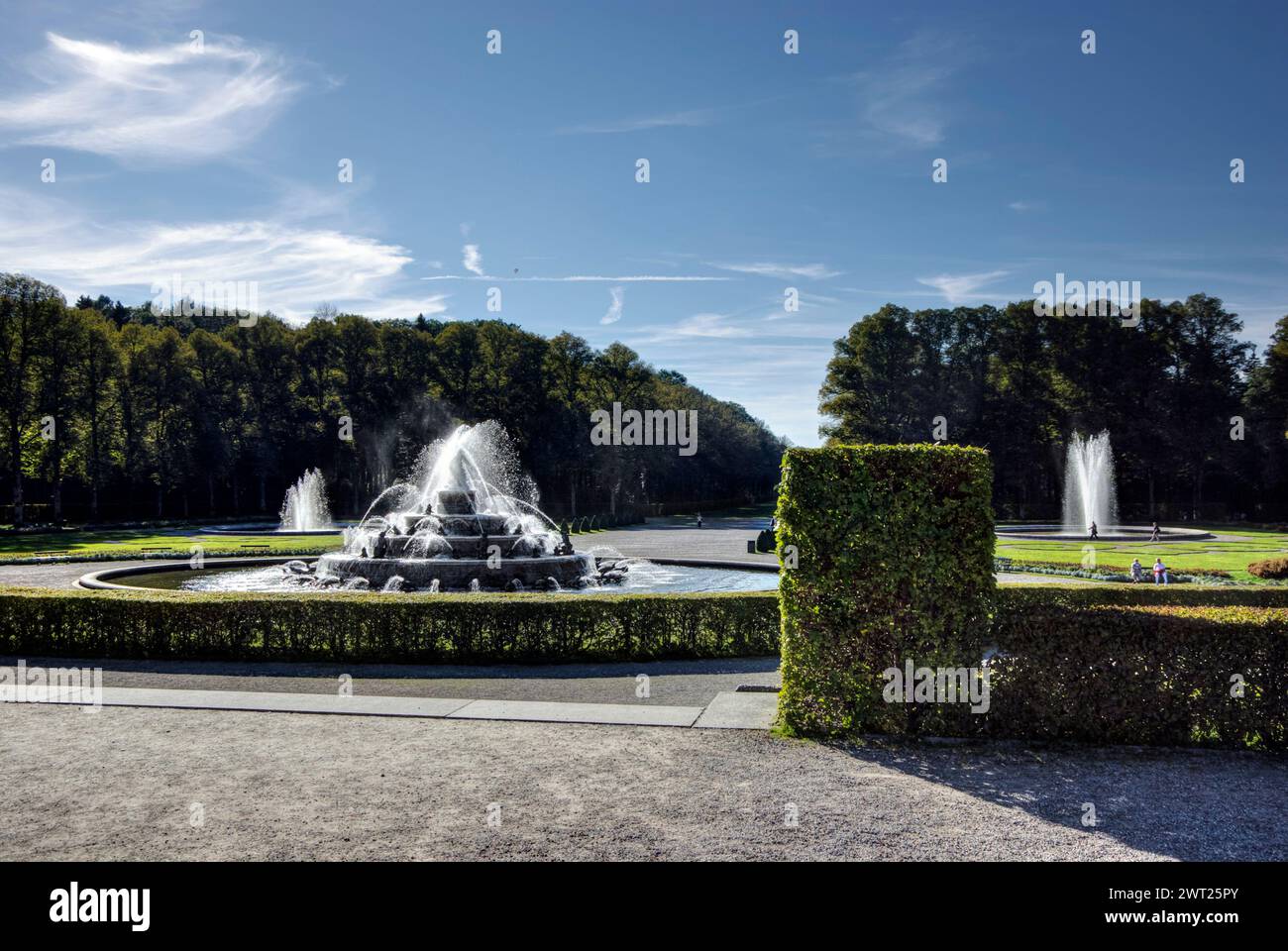 Fontana di Latona per motivi di Herrenchiemsee Palace, Herreninsel, il Lago Chiemsee, Baviera, Germania; mongolfiera in distanza. Foto Stock