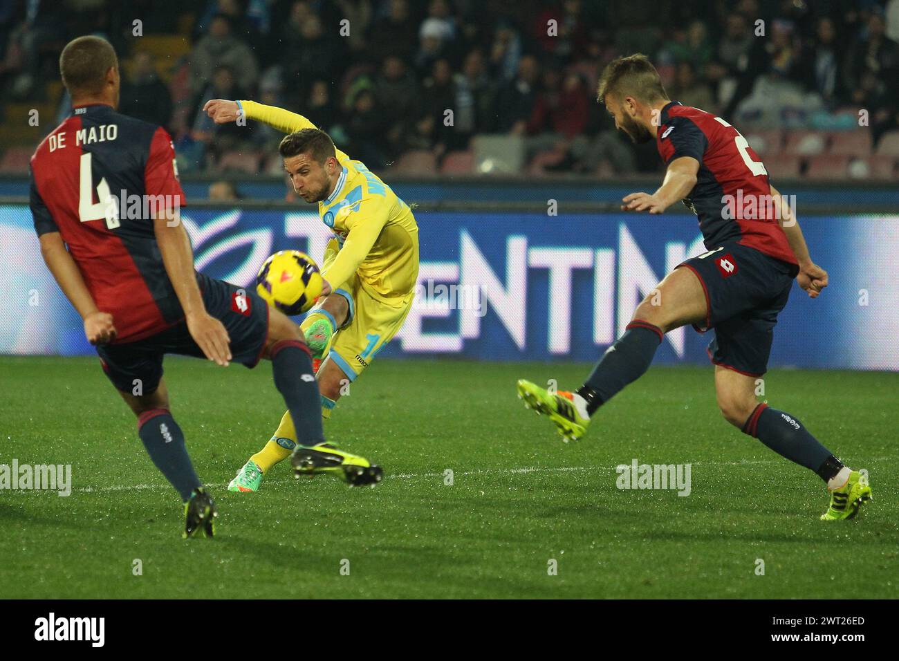 Asciuga Mertens con De Maio durante una partita di calcio, allo stadio San Paolo, tra Napoli e Genova Foto Stock