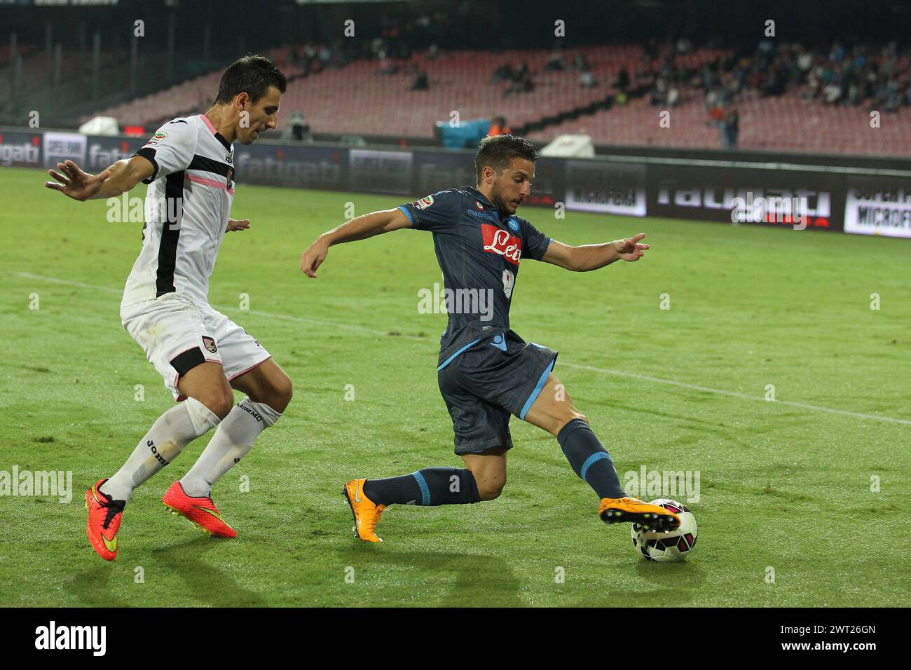 Asciuga Mertens con Andelkovic durante una partita di calcio, allo stadio San Paolo, tra Napoli e Palermo Foto Stock