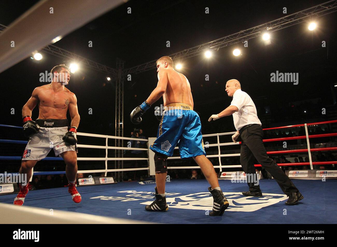 Il pugile italiano Clemente Russo combatte contro Anton Pinchuk nella partita di qualificazione a Rio 2016. AIBA Pro Boxing - Road to Rio 2016 Foto Stock