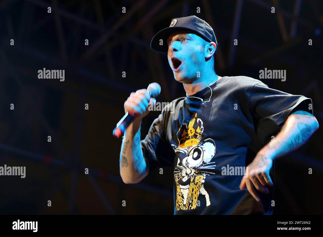 Il rapper italiano Clementino durante un concerto in piazza Dante Foto Stock