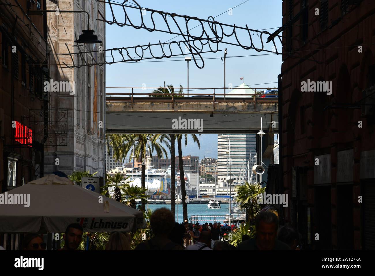 Genova è una città costiera tipicamente mediterranea e spesso caotica, in cui molti splendidi panorami si sovrappongono, creando immagini piene di fascino. Foto Stock
